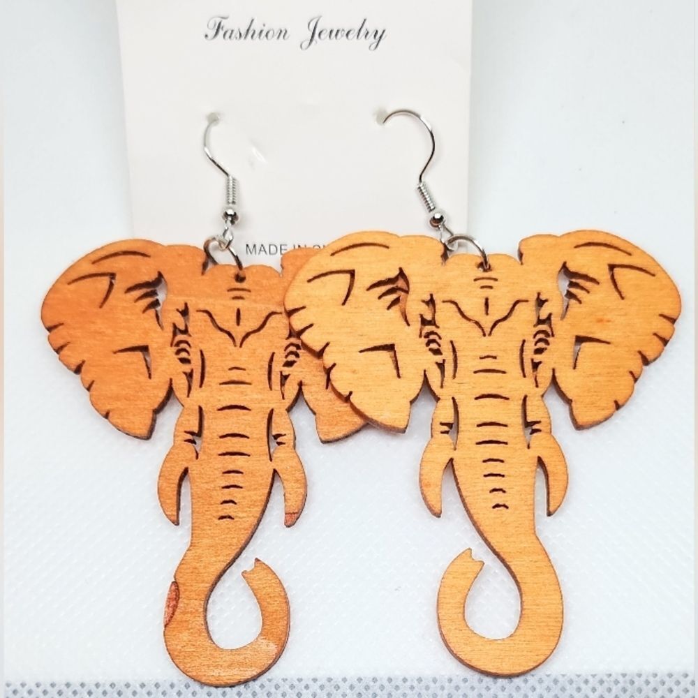 Earrings‎ wooden elephant dangle new e44